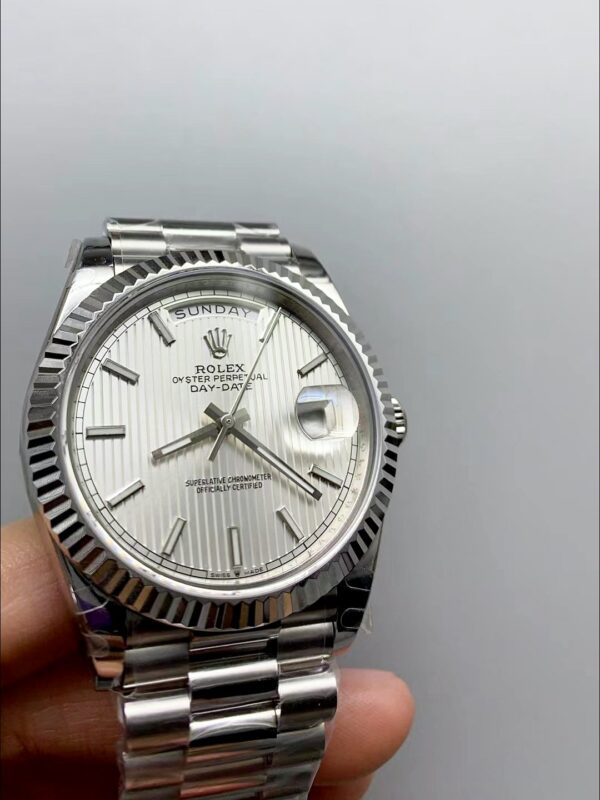 Rolex Day-Date Silver Stripe Dial Fluted Bezel Stainless Steel Bracelet Day-Date Display 1:1 Superclone