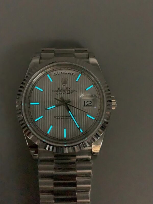 Rolex Day-Date Silver Stripe Dial Fluted Bezel Stainless Steel Bracelet Day-Date Display 1:1 Superclone