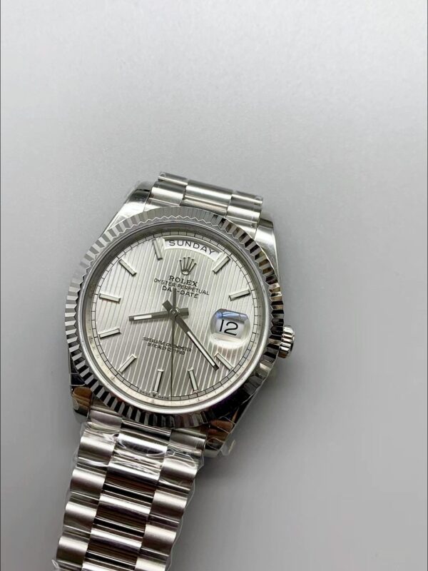 Rolex Day-Date Silver Stripe Dial Fluted Bezel Stainless Steel Bracelet Day-Date Display 1:1 Superclone