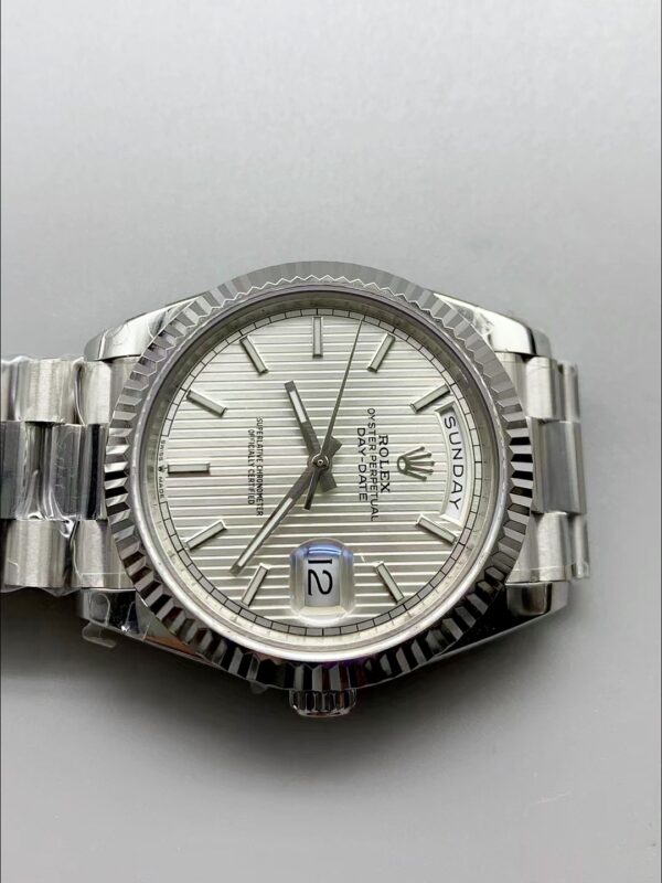 Rolex Day-Date Silver Stripe Dial Fluted Bezel Stainless Steel Bracelet Day-Date Display 1:1 Superclone