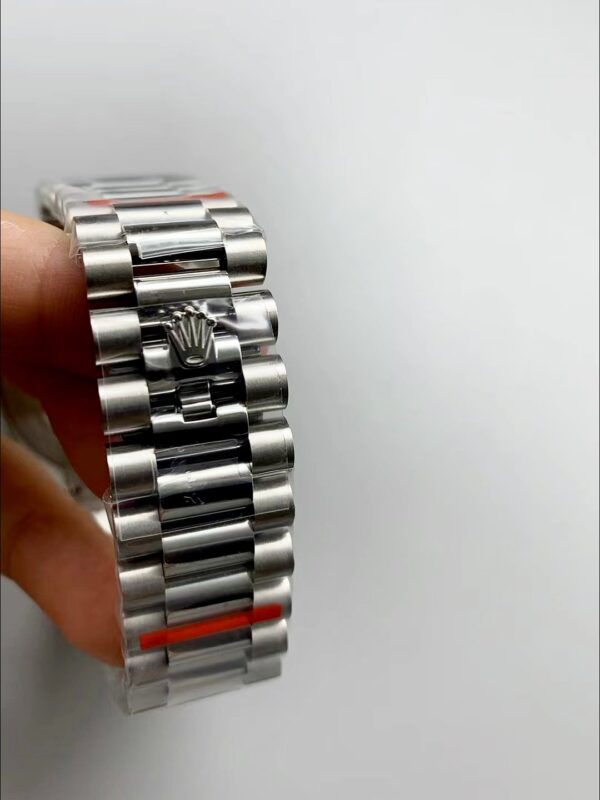 Rolex Day-Date Silver Stripe Dial Fluted Bezel Stainless Steel Bracelet Day-Date Display 1:1 Superclone
