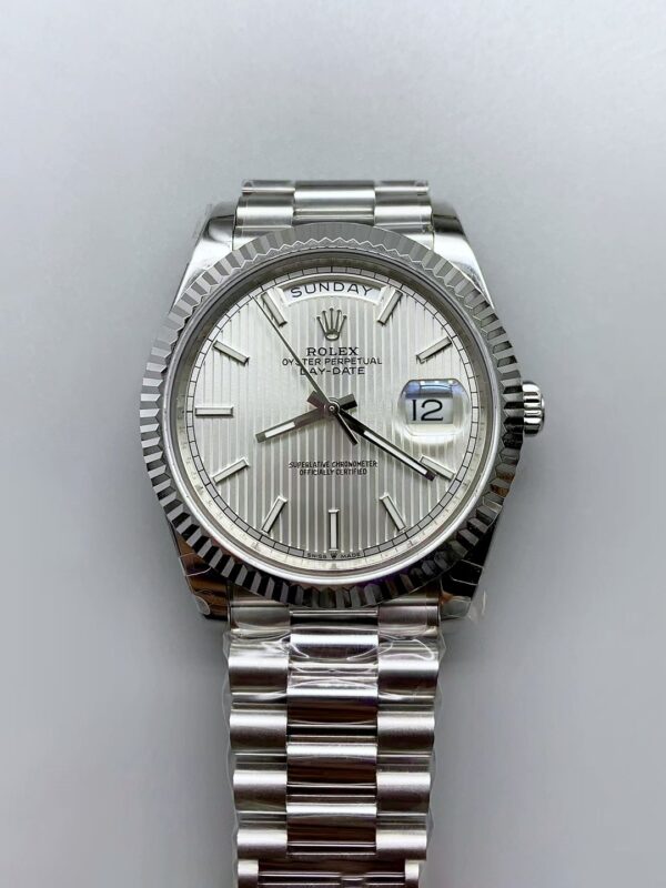 Rolex Day-Date Silver Stripe Dial Fluted Bezel Stainless Steel Bracelet Day-Date Display 1:1 Superclone