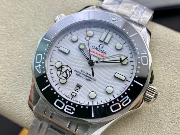 1:1 Superclone Omega Seamaster Diver 300M 42mm White Dial