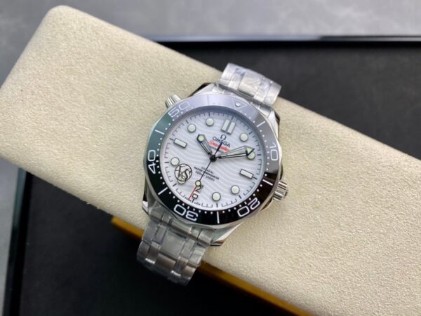 1:1 Superclone Omega Seamaster Diver 300M 42mm White Dial