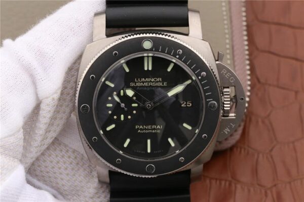 Panerai Luminor Submersible PAM389 – 1:1 Superclone